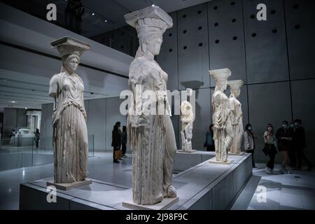 Les visiteurs passent par les statues de Caryatide dans le musée de l'Acropole d'Athènes, Grèce, pendant la nuit européenne des musées. Crédit: Dimitris Aspiotis Banque D'Images