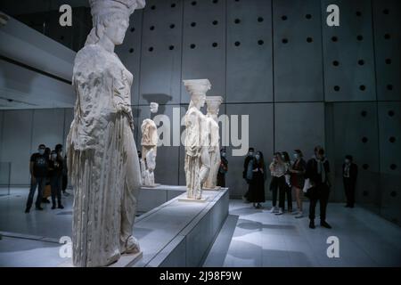 Les visiteurs passent par les statues de Caryatide dans le musée de l'Acropole d'Athènes, Grèce, pendant la nuit européenne des musées. Crédit: Dimitris Aspiotis Banque D'Images