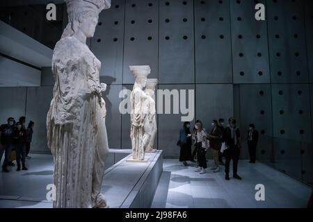 Les visiteurs passent par les statues de Caryatide dans le musée de l'Acropole d'Athènes, Grèce, pendant la nuit européenne des musées. Crédit: Dimitris Aspiotis Banque D'Images