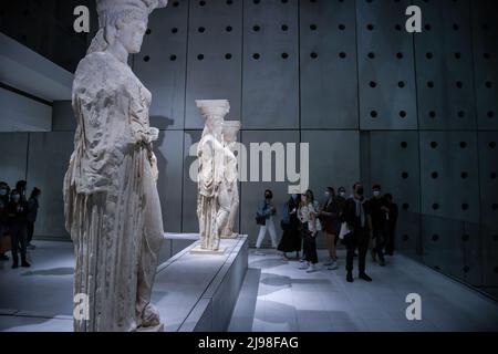 Les visiteurs passent par les statues de Caryatide dans le musée de l'Acropole d'Athènes, Grèce, pendant la nuit européenne des musées. Crédit: Dimitris Aspiotis Banque D'Images