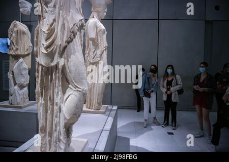 Les visiteurs passent par les statues de Caryatide dans le musée de l'Acropole d'Athènes, Grèce, pendant la nuit européenne des musées. Crédit: Dimitris Aspiotis Banque D'Images