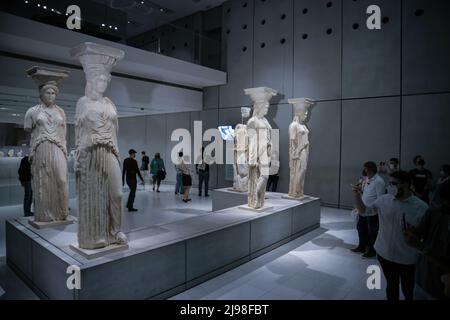 Les visiteurs passent par les statues de Caryatide dans le musée de l'Acropole d'Athènes, Grèce, pendant la nuit européenne des musées. Crédit: Dimitris Aspiotis Banque D'Images