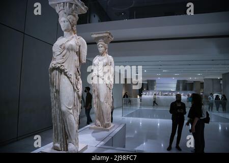 Les visiteurs passent par les statues de Caryatide dans le musée de l'Acropole d'Athènes, Grèce, pendant la nuit européenne des musées. Crédit: Dimitris Aspiotis Banque D'Images