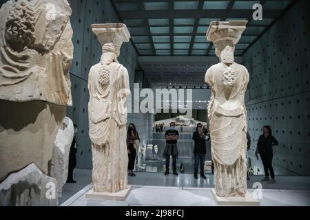 Les visiteurs passent par les statues de Caryatide dans le musée de l'Acropole d'Athènes, Grèce, pendant la nuit européenne des musées. Crédit: Dimitris Aspiotis Banque D'Images