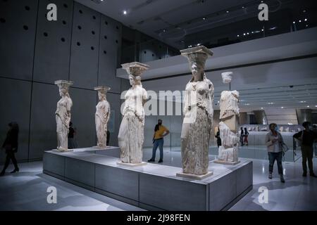 Les visiteurs passent par les statues de Caryatide dans le musée de l'Acropole d'Athènes, Grèce, pendant la nuit européenne des musées. Crédit: Dimitris Aspiotis Banque D'Images