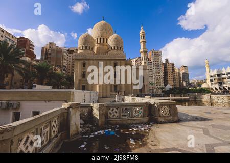 Mosquée Egyptienne Abou al-Abbas al-Mursi avec les ordures et la corbeille en arrière-plan à Alexandrie Banque D'Images