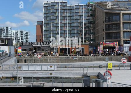 Vue sur l'esplanade de l'île d'Aarhus (Aarhus Ø) vie urbaine moderne dans la deuxième plus grande ville du Danemark Banque D'Images