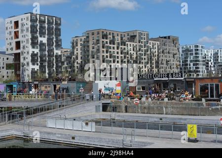 Vue sur l'esplanade de l'île d'Aarhus (Aarhus Ø) vie urbaine moderne dans la deuxième plus grande ville du Danemark Banque D'Images