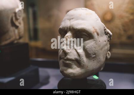 Expositions anciennes au Musée national d'Alexandrie - statues en marbre et en pierre, livres, décoration médiévale et vaisselle romaine Banque D'Images