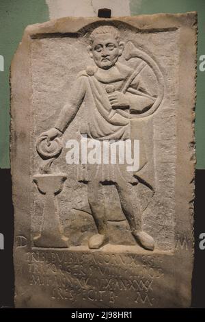 Expositions anciennes au Musée national d'Alexandrie - statues en marbre et en pierre, livres, décoration médiévale et vaisselle romaine Banque D'Images