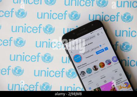 TERNOPIL, UKRAINE - 2 MAI 2022 : compte instagram de l'UNICEF sur l'écran du smartphone - Programme des Nations Unies qui fournit des services humanitaires et de développement Banque D'Images