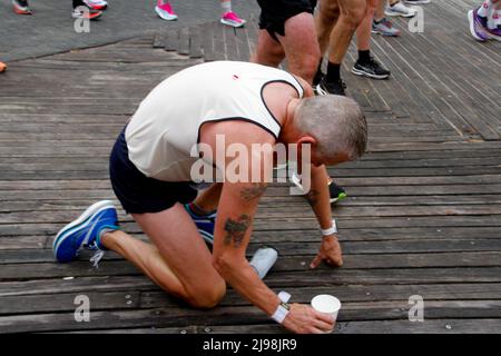 Brooklyn, États-Unis, États-Unis. 21st mai 2022. 21 mai 2022, Brooklyn, New York, États-Unis : le demi-marathon de Brooklyn est de retour cette année après une pause de trois ans à partir de Prospect Park et se terminant à Coney Island. Environ 22 000 coureurs devraient participer à la course de 13,1 milles parrainée par la Banque Royale du Canada et avec quelques fermetures de rues. Les gagnants sont Men: Teshome Asfaha, New York, NY Ã â‚€' 1:01:47. Femmes: Lily Anderson, Wilmington, DE â‚€' 1:18:00. (Credit image: © Niyi Fote/TheNEWS2 via ZUMA Press Wire) Credit: ZUMA Press, Inc./Alamy Live News Banque D'Images