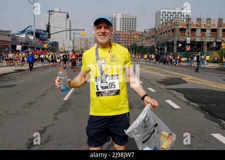 Brooklyn, États-Unis, États-Unis. 21st mai 2022. 21 mai 2022, Brooklyn, New York, États-Unis : le demi-marathon de Brooklyn est de retour cette année après une pause de trois ans à partir de Prospect Park et se terminant à Coney Island. Environ 22 000 coureurs devraient participer à la course de 13,1 milles parrainée par la Banque Royale du Canada et avec quelques fermetures de rues. Les gagnants sont Men: Teshome Asfaha, New York, NY Ã â‚€' 1:01:47. Femmes: Lily Anderson, Wilmington, DE â‚€' 1:18:00. (Credit image: © Niyi Fote/TheNEWS2 via ZUMA Press Wire) Credit: ZUMA Press, Inc./Alamy Live News Banque D'Images