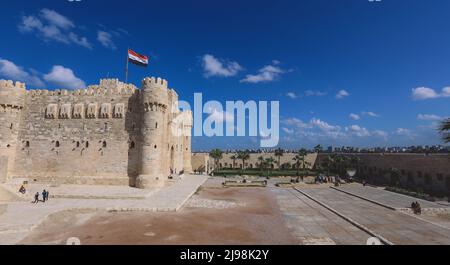 Vue sur la forteresse défensive de 15th-siècle Citadelle de Qaitrava sans personne autour, situé sur la côte méditerranéenne de la mer, à Alexandrie, Egypte Banque D'Images