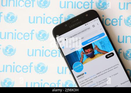 TERNOPIL, UKRAINE - 2 MAI 2022 : compte twitter de l'UNICEF sur l'écran du smartphone - Programme des Nations Unies qui fournit des services humanitaires et de développement AS Banque D'Images