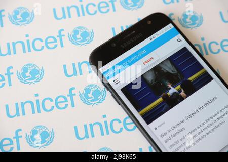 TERNOPIL, UKRAINE - 2 MAI 2022 : site officiel de l'UNICEF sur écran de smartphone - Programme des Nations Unies qui fournit des services humanitaires et de développement Banque D'Images