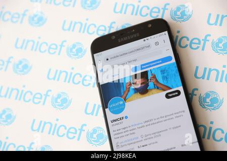 TERNOPIL, UKRAINE - 2 MAI 2022 : compte twitter de l'UNICEF sur l'écran du smartphone - Programme des Nations Unies qui fournit des services humanitaires et de développement AS Banque D'Images