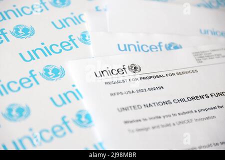 TERNOPIL, UKRAINE - 2 MAI 2022 : demande de propositions de services de l'UNICEF - Programme des Nations Unies qui fournit des services humanitaires et de développement Banque D'Images