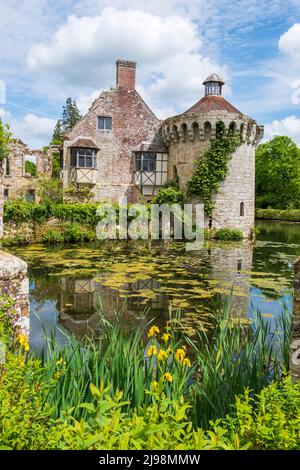 Le vieux château de Scotney, qui se reflète dans la lande, Kent, Royaume-Uni Banque D'Images