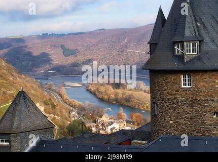 Tours du château de Stahleck surplombant le Rhin dans la vallée en contrebas à côté de Bacharach, Allemagne, par un beau jour d'automne. Banque D'Images