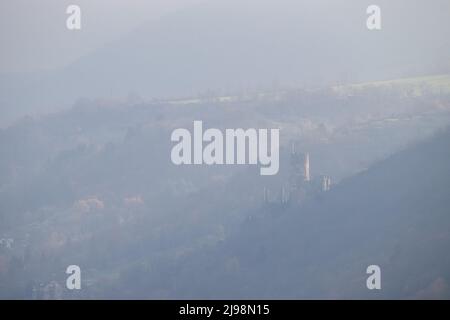 Les ruines du château de Furstenberg, également appelé le château électoral de Cologne, dans le brouillard sur une colline près de l'ancien site du village de Hoingen en automne d Banque D'Images