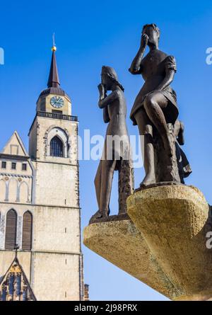 Sculpture de personnes couvrant la bouche devant l'église Saint-jean à Magdebourg, Allemagne Banque D'Images