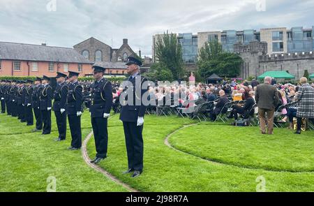 Les gens assistent à l'événement du Garda Memorial, un événement annuel en l'honneur de jardinai qui est mort dans le cadre de leur devoir, au château de Dublin, en Irlande. Date de la photo: Samedi 21 mai 2022. Banque D'Images