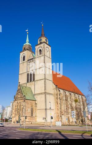 Lumière du soleil en fin d'après-midi au-dessus de l'église Johanniskirche à Magdebourg, en Allemagne Banque D'Images