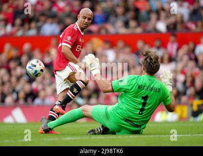 Danny Webber de Manchester United Legends a une tentative qui est arrêtée par Sander Westerveld de Liverpool FC Legends lors du match des Legends à Old Trafford, Manchester. Date de la photo: Samedi 21 mai 2022. Banque D'Images