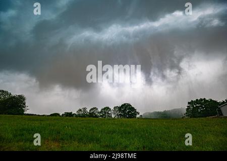 Un ciel inquiétant s'approche lorsque la pluie froide d'un orage passe au-dessus de la terre comme un rouleau à vapeur Banque D'Images