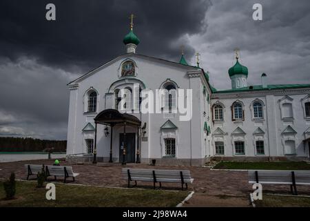 Village de Staraya Sloboda, région de Leningrade, Russie - 9 mai 2022 : Cathédrale de la Transfiguration du Seigneur dans la Trinité Alexandre-Svirsky Monast Banque D'Images