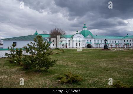 Village de Staraya Sloboda, région de Leningrade, Russie - 9 mai 2022 : monastère de la Trinité Alexander-Svirsky. Banque D'Images