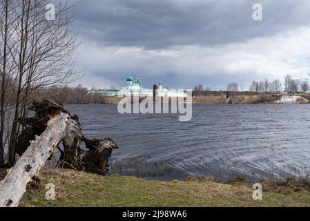 Vue sur le lac Roshchinsky et le monastère Trinity Alexander-Svirsky. Village Staraya Sloboda, région de Leningrad, Russie Banque D'Images