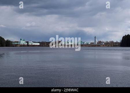 Vue sur le lac Roshchinsky et le monastère Trinity Alexander-Svirsky. Village Staraya Sloboda, région de Leningrad, Russie Banque D'Images