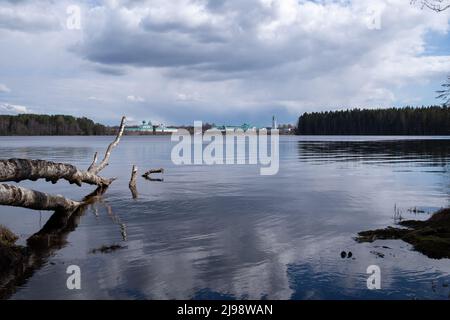 Vue sur le lac Roshchinsky et le monastère Trinity Alexander-Svirsky. Village Staraya Sloboda, région de Leningrad, Russie Banque D'Images