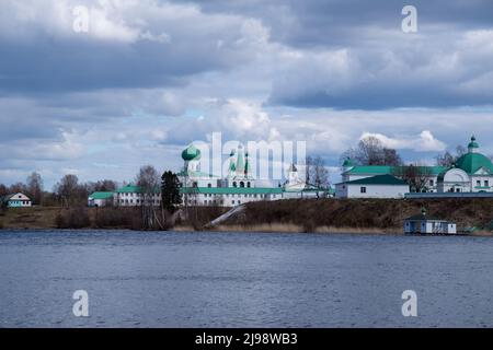 Vue sur le lac Roshchinsky et le monastère Trinity Alexander-Svirsky. Village Staraya Sloboda, région de Leningrad, Russie Banque D'Images