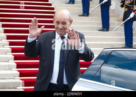 Le ministre français des Affaires étrangères sortant Jean-Yves le Drian quitte le ministère à l'issue d'une cérémonie de passation de pouvoir au ministère des Affaires étrangères à Paris, en France, le 21 mai 2022. Photo de Christophe Clovis / piscine /ABACAPRESS.COM Banque D'Images