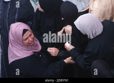 Jenin, Cisjordanie, Palestine. 12th mai 2022. Les parents d'Amjad Al-Fayed, un palestinien de 17 ans, pleurent lors de ses funérailles, Al-Fayed a été tué par balle par l'armée israélienne lors d'un raid dans le camp de réfugiés de Jénine, près de la ville de Djénine, en Cisjordanie occupée. (Credit image: © Nasser Ishtayeh/SOPA Images via ZUMA Press Wire)