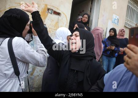 Jenin, Cisjordanie, Palestine. 12th mai 2022. Les parents d'Amjad Al-Fayed, un palestinien de 17 ans, pleurent lors de ses funérailles, Al-Fayed a été tué par balle par l'armée israélienne lors d'un raid dans le camp de réfugiés de Jénine, près de la ville de Djénine, en Cisjordanie occupée. (Credit image: © Nasser Ishtayeh/SOPA Images via ZUMA Press Wire)