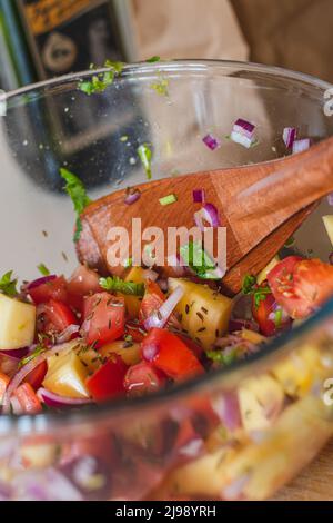 Mango maison et sauce tomate dans un bol sur un comptoir de cuisine Banque D'Images