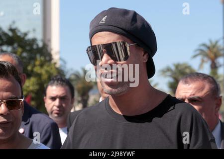 Tunis, Tunisie. 20th mai 2022. Le joueur brésilien de football à la retraite Ronaldinho et le rappeur tunisien K2rhym arrivent à Tunis pour promouvoir le tourisme en Tunisie, le 20 mai 2022. (Photo de Jdidi Wassim/Sipa USA) crédit: SIPA USA/Alay Live News Banque D'Images