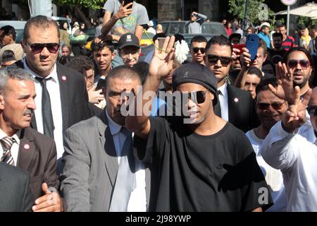 Tunis, Tunisie. 20th mai 2022. Le joueur brésilien de football à la retraite Ronaldinho et le rappeur tunisien K2rhym arrivent à Tunis pour promouvoir le tourisme en Tunisie, le 20 mai 2022. (Photo de Jdidi Wassim/Sipa USA) crédit: SIPA USA/Alay Live News Banque D'Images