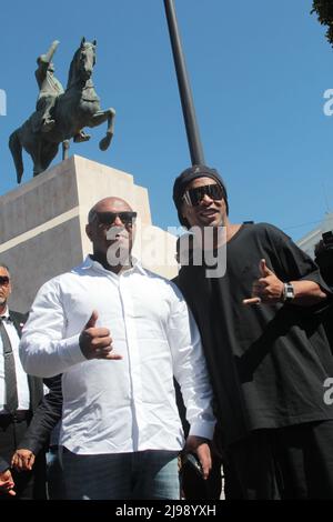 Tunis, Tunisie. 20th mai 2022. Le joueur brésilien de football à la retraite Ronaldinho et le rappeur tunisien K2rhym arrivent à Tunis pour promouvoir le tourisme en Tunisie, le 20 mai 2022. (Photo de Jdidi Wassim/Sipa USA) crédit: SIPA USA/Alay Live News Banque D'Images