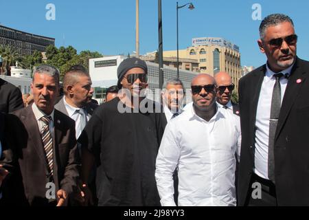 Tunis, Tunisie. 20th mai 2022. Le joueur brésilien de football à la retraite Ronaldinho et le rappeur tunisien K2rhym arrivent à Tunis pour promouvoir le tourisme en Tunisie, le 20 mai 2022. (Photo de Jdidi Wassim/Sipa USA) crédit: SIPA USA/Alay Live News Banque D'Images