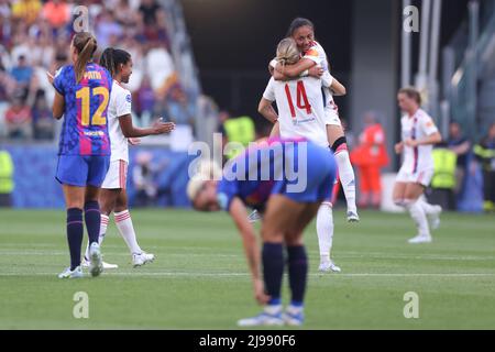 Turin, Italie, 21st mai 2022. ADA Hegerberg, de Lyon, célèbre avec son coéquipier Selma Bacha après avoir obtenu 2-0 points pour donner à la partie une avance lors du match de la Ligue des champions des femmes de l'UEFA au stade Juventus, à Turin. Le crédit photo devrait se lire: Jonathan Moscrop / Sportimage Banque D'Images