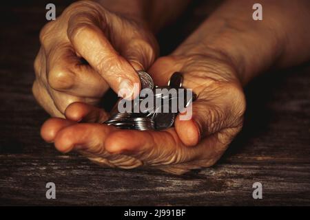 mains d'une vieille femme avec des pennies sur la table, argent dans les mains d'un pensionné Banque D'Images