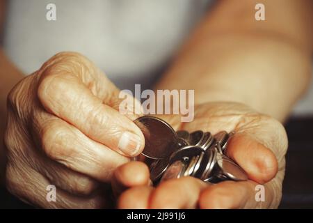 mains d'une vieille femme avec des pennies sur la table, argent dans les mains d'un pensionné Banque D'Images