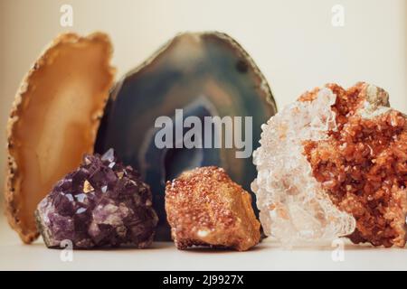 Grand cristal bleu de cristaux d'agate et de drse, coupe transversale isolée sur fond blanc. Surface en cristal naturel translucide agate, collection de m Banque D'Images