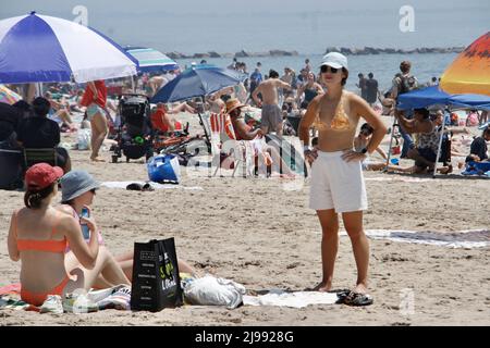 Brooklyn, États-Unis. 21st mai 2022. (NOUVEAU) Plage de Coney Island, chaude et bondée. 21 mai 2022, Brooklyn, New York, Etats-Unis: La plage de Coney Island est bondée de baigneurs, y compris les enfants qui profitent du temps chaud pendant la saison de printemps à Brooklyn. Les enfants jouent sur la rive et dans l'eau tandis que les adultes se détendent, lisent des romans, des séances de bronzage et d'autres se cachent sous des tentes, des parasols et des serviettes pour se cacher du soleil brûlant.Credit: Niyi Fote/Thenews2 (Foto: Niyi Fote/TheNews2/Zumapress) (Credit image: © Niyi Fote/TheNEWS2 via ZUMA Press Wire) Banque D'Images