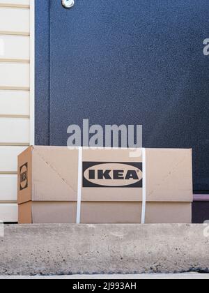 Tambov, Fédération de Russie - 08 juillet 2021 une boîte en carton Ikea livrée à la porte de la maison. Banque D'Images